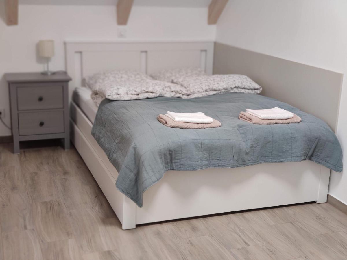 Kosbor Vendeghaz Apartment Monoszlo Bagian luar foto