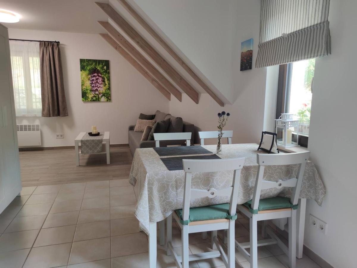 Kosbor Vendeghaz Apartment Monoszlo Bagian luar foto