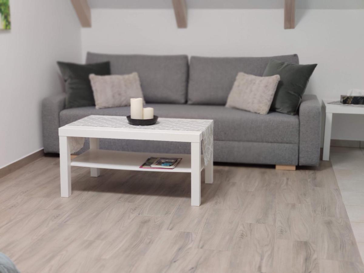Kosbor Vendeghaz Apartment Monoszlo Bagian luar foto