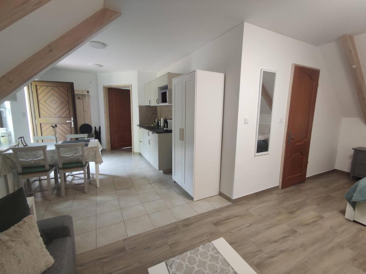 Kosbor Vendeghaz Apartment Monoszlo Bagian luar foto
