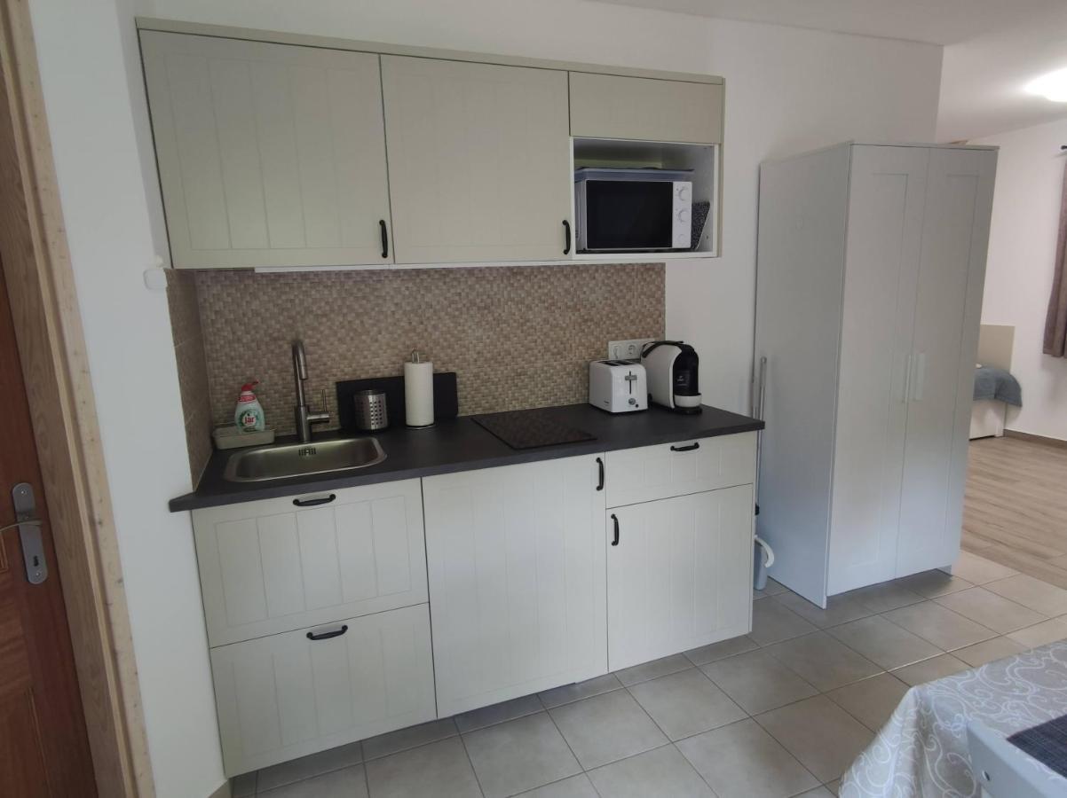 Kosbor Vendeghaz Apartment Monoszlo Bagian luar foto