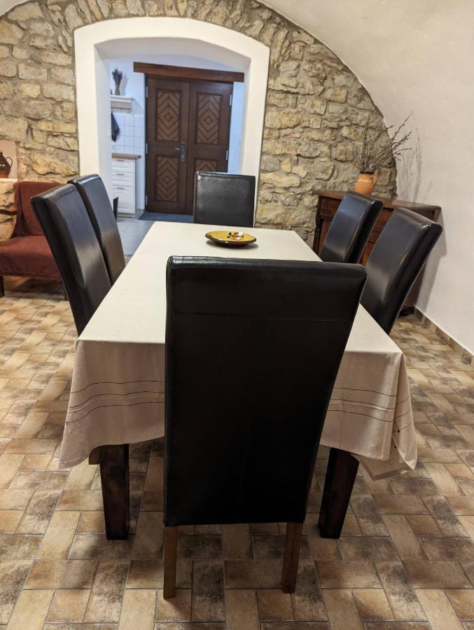 Kosbor Vendeghaz Apartment Monoszlo Bagian luar foto