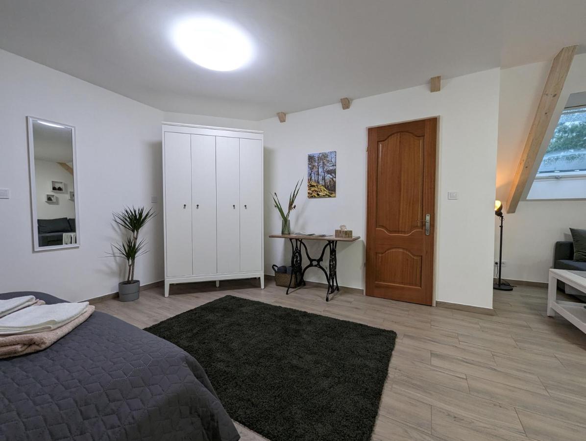 Kosbor Vendeghaz Apartment Monoszlo Bagian luar foto