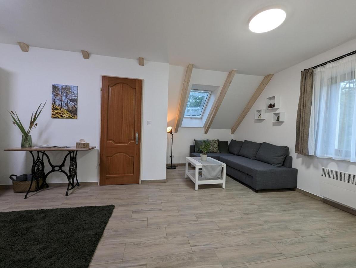 Kosbor Vendeghaz Apartment Monoszlo Bagian luar foto