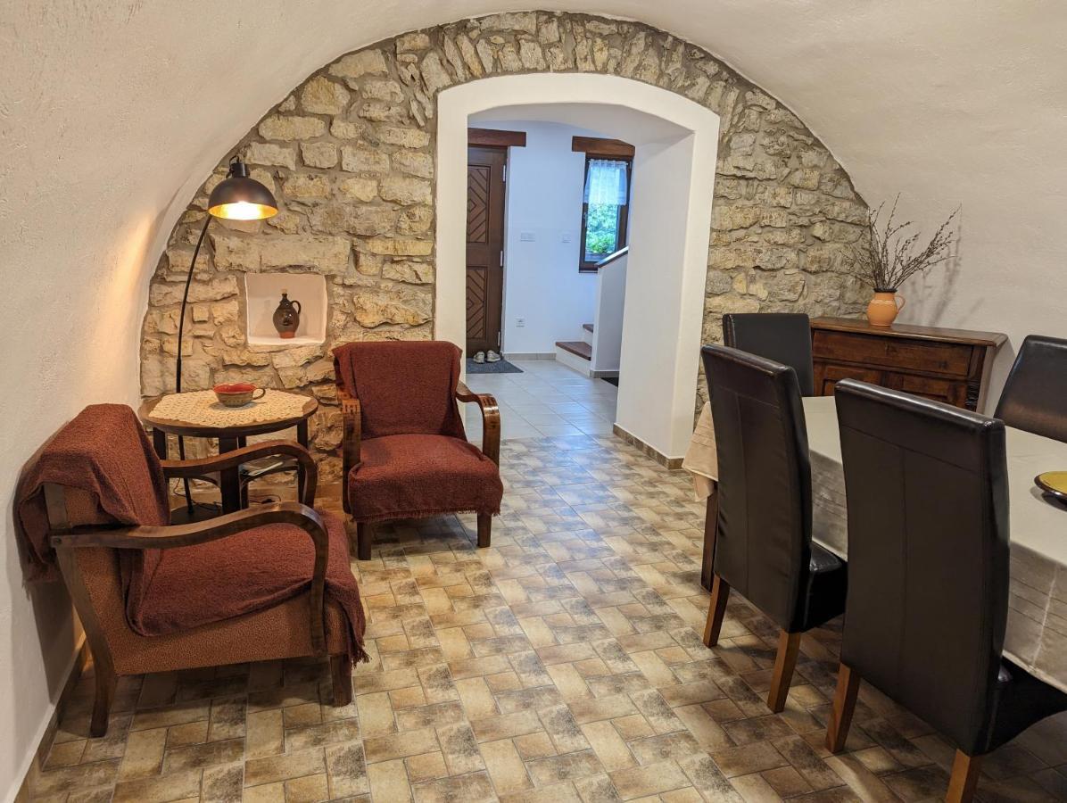 Kosbor Vendeghaz Apartment Monoszlo Bagian luar foto