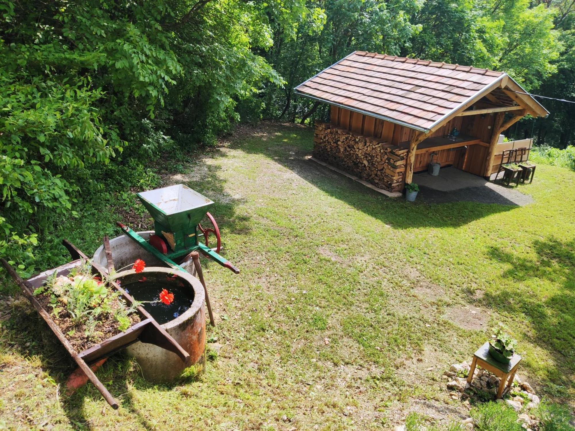 Kosbor Vendeghaz Apartment Monoszlo Bagian luar foto