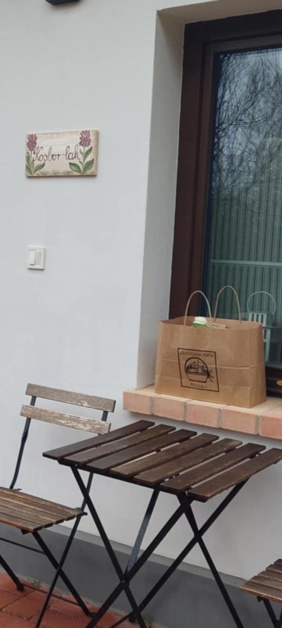 Kosbor Vendeghaz Apartment Monoszlo Bagian luar foto